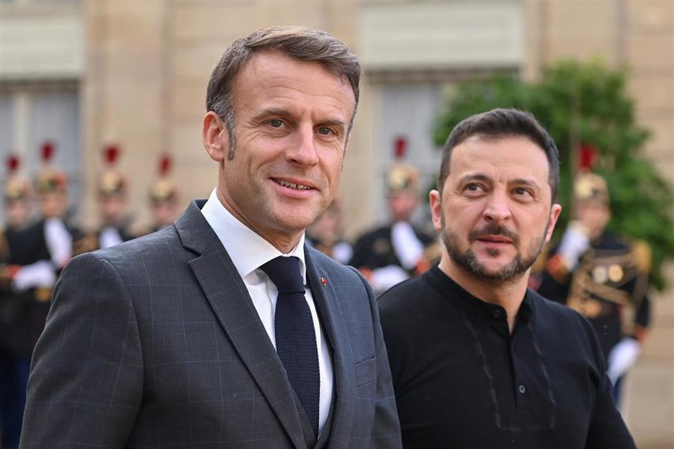 Archivo - Archivo.- El presidente de Francia, Emmanuel Macron, y su homólogo francés, Volodimir Zelenski.