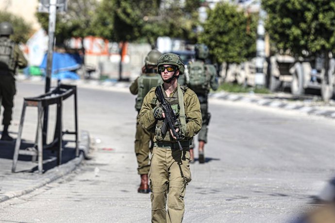 Archivo - Arquivo - 8 de fevereiro de 2024, Nablus, Cisjordânia, Palestina: Forças israelenses inspecionam o local onde um soldado israelense atirou em um jovem palestino no posto de controle israelense de Deir Sharaf. A equipe da ambulância do Crescente 