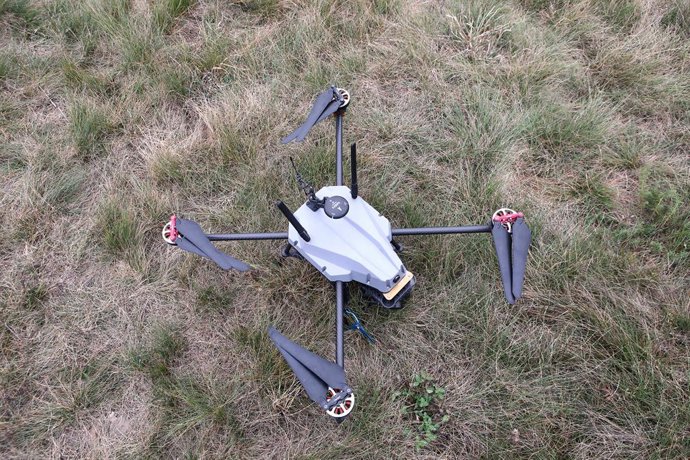 Archivo - Arquivo - 9 de novembro de 2024, Região de Kiev, Ucrânia: REGIÃO DE KYIV, UCRÂNIA - 9 DE NOVEMBRO DE 2024 - O UAV multirotor Shmavik, um análogo ucraniano do quadricóptero chinês DJI Mavic popular entre os militares, é mostrado durante a apresen