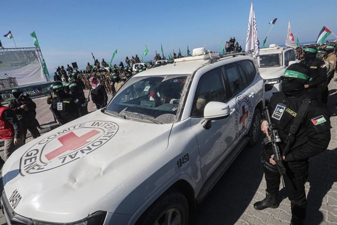 1 de fevereiro de 2025, Cidade de Gaza, Faixa de Gaza, Território Palestino: O refém israelense Keith Siegel sendo entregue a representantes do Comit Internacional da Cruz Vermelha (CICV) por combatentes das brigadas Ezz al-Din Al-Qassam, a ala milita