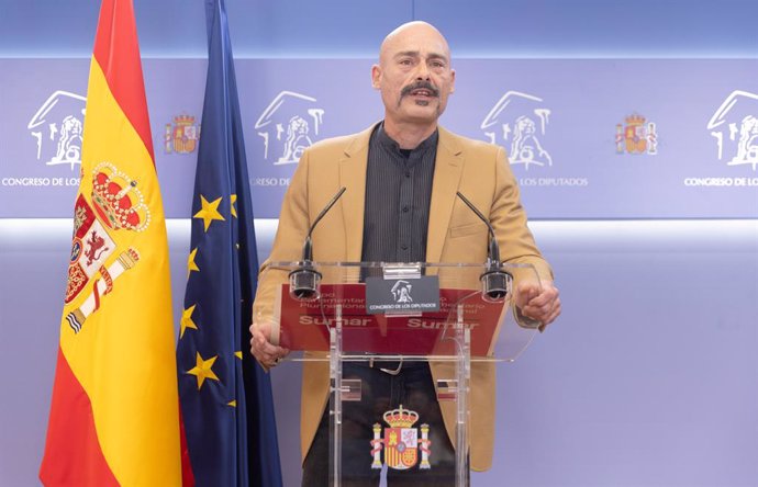 Archivo - El portavoz suplente de Sumar, Txema Guijarro, durante una rueda de prensa posterior a la reunión de la Junta de Portavoces en el Congreso de los Diputados, a 12 de noviembre de 2024, en Madrid (España).