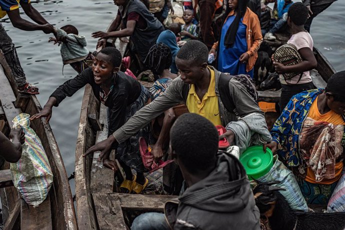 GOMA, Jan. 25, 2025  -- Displaced people arrive by boat at the Nzulo port, near Goma, North Kivu province, eastern Democratic Republic of the Congo (DRC), on Jan. 23, 2025.   Intensified fighting in eastern DRC has triggered significant new displacement o