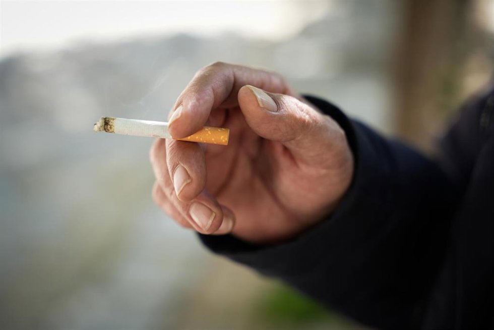 Archivo - Una persona fumando. A 12 de marzo de 2024, en Sevilla (Andalucía, España)