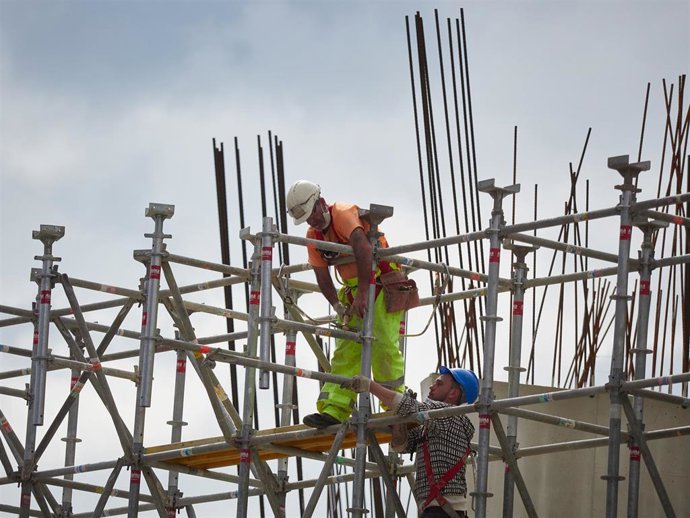 Archivo - Dos personas trabajando en una obra.
