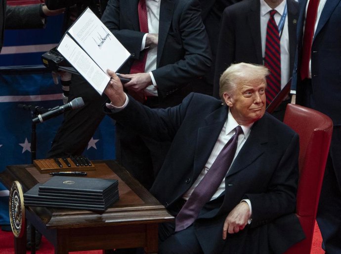 20 January 2025, US, Washington Dc: US President Donald Trump shows off an executive order he signed at an indoor Presidential Inauguration parade event at the Capital One Arena. Photo: K.C. Alfred/San Diego U-T/ZUMA Press Wire/dpa