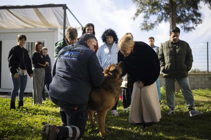 Imagen de la alcaldesa de Huelva, Pilar Miranda, acompañada de la concejala de Infraestructuras y Servicios Públicos, Mariló Ponce, en su visita el Centro Municipal de Animales.