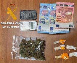 Droga, dinero y utensilios incautados a uno de los detenidos.