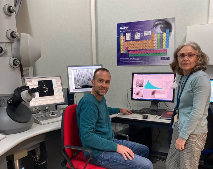 Coautores del estudio sobre el potencial de confinar helio a escala nanoscópica.