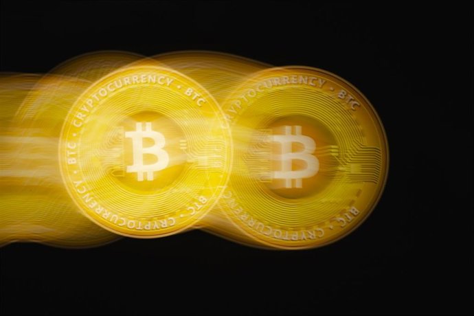 Archivo - Representación visual de una criptomoneda