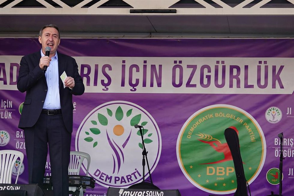 El copresidente del prokurdo partido DEM, Tuncer Bakirhan, durante un mitin en Turquía 