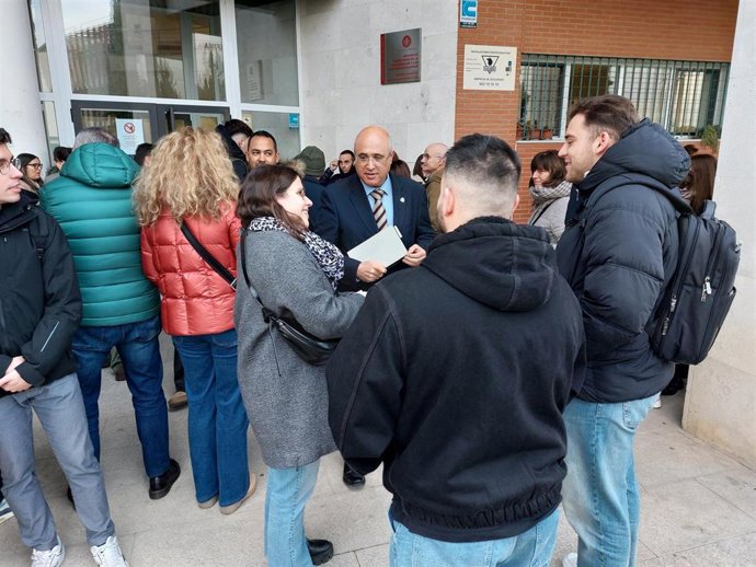 El subdelegado del Gobierno, Jacinto Canales, habla con opositores