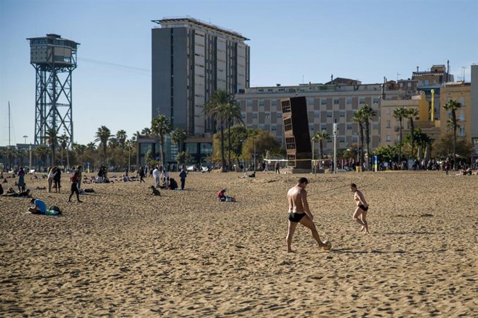Archivo - Unos turistas en la playa de la Barceloneta, en Barcelona, Catalunya (España)