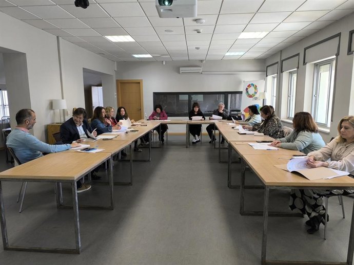 Reunión entre la Diputación de Málaga y farmacias de la provincia para mejorar la atención de vecinos en pueblos pequeños.