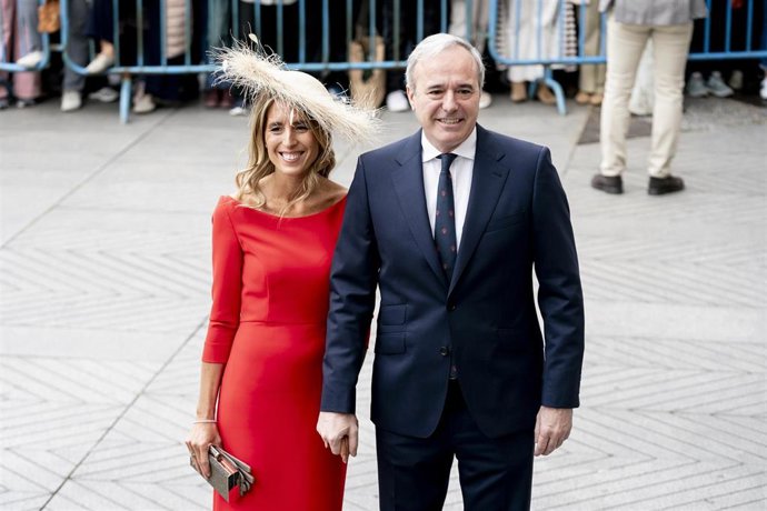 Archivo - El presidente de Aragón, Jorge Azcón, y su esposa Ana Blasco, en la boda del alcalde de Madrid, José Luis Almeida