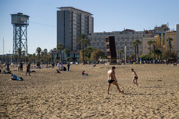 Archivo - Uns turistes a la platja de la Barceloneta (Barcelona)