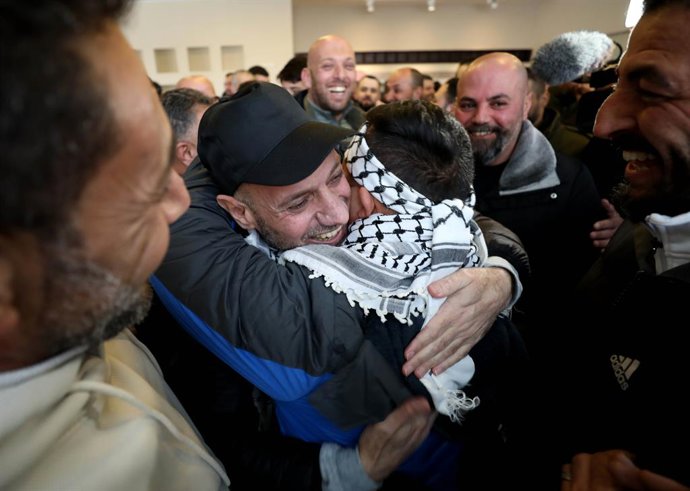 RAMALLAH, 8 de fevereiro de 2025 -- Pessoas recebem um prisioneiro palestino libertado na cidade de Ramallah, na Cisjordânia, em 8 de fevereiro de 2025. Israel libertou 183 prisioneiros palestinos no sábado, na quinta troca de prisioneiros por reféns no â
