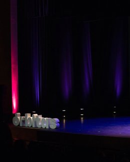 Archivo - Escenario preparado para las conferencias de Órbitas 2024.