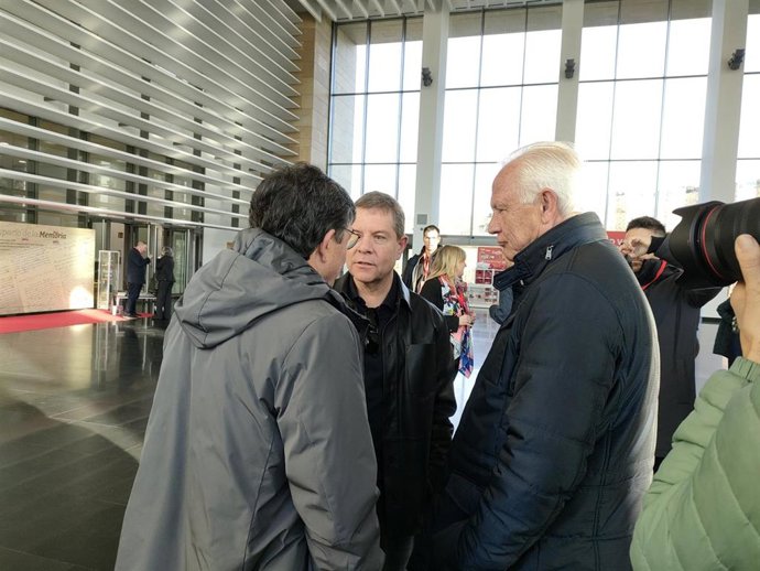 El presidente de Castilla-La Mancha, Emiliano García-Page, conversa con asistentes al Congreso Regional del PSOE de La Rioja, entre ellos el expresidente riojano, José Ignacio Pérez