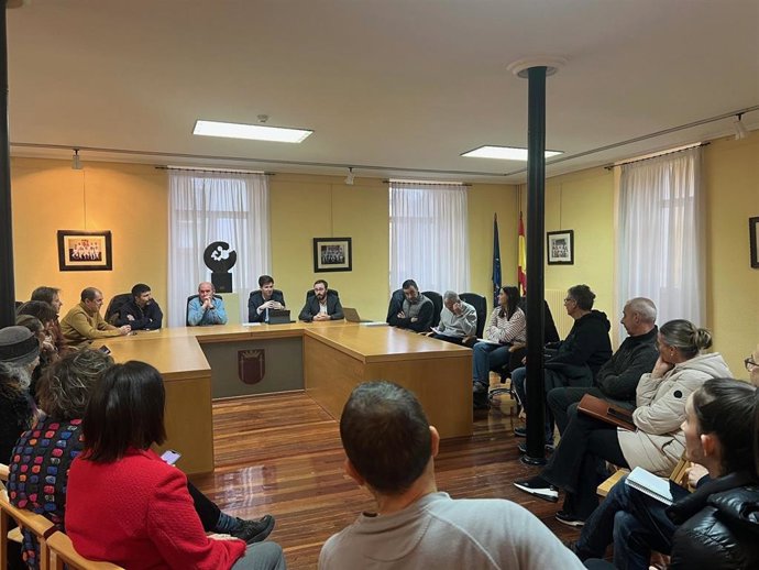 El director general, en la reunión mantenida en el Ayuntamiento con el alcalde de la localidad, representantes de los comercios y técnicos de CEDERNA.