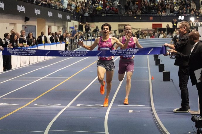 Grant Fisher rompe el récord del mundo de 5.000 metros en pista cubierta de Bekele