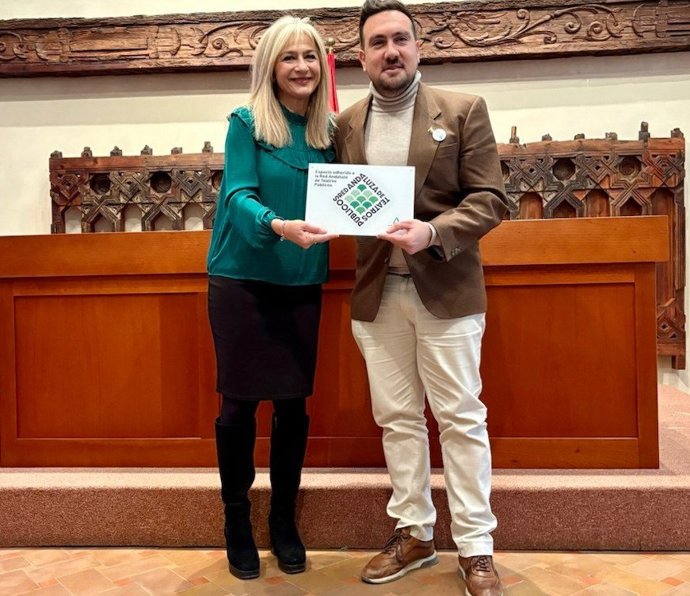 La consejera de Cultura y el delegado municipal, con el sello que certifica que Alcalá de Guadaíra renueva su compromiso con la Red Andaluza de Teatros Públicos.