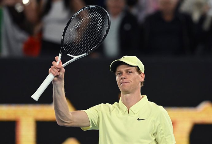 16 de janeiro de 2025, Austrália, Melbourne: O tenista italiano Jannik Sinner comemora sua vitória sobre o australiano Tristan Schoolkate durante a partida de segunda rodada de simples masculino do torneio de tênis Australian Open em Melbourne Park. Foto: