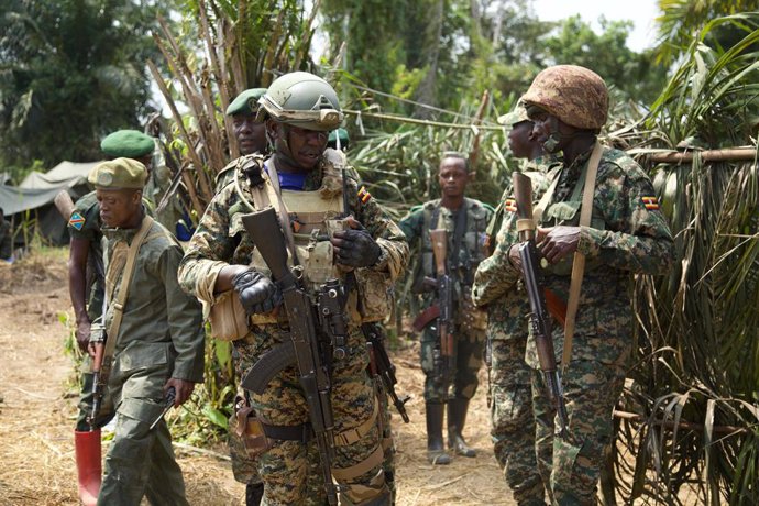 Archivo - (211209) -- BENI (DRC), Dec. 9, 2021 (Xinhua) -- Soldiers from Uganda and the Democratic Republic of the Congo (DRC) carry out a joint military operation against armed forces in Beni territory, northeastern DRC, on Dec. 8, 2021. At the front-lin