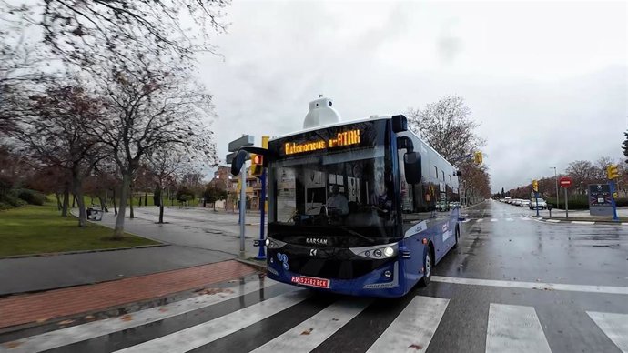 El primer autobús urbano autónomo recorre las calles de Leganés, en Madrid, el 14 de febrero de 2025.