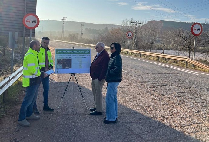 La Diputación informa junto al alcalde de Carboneros sobre este proyecto.