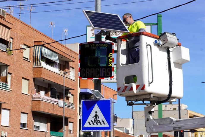 Santomera ha estrenado esta semana sus primeros radares pedagógicos, unos dispositivos muy útiles a la hora de mitigar los peligros del tráfico rodado