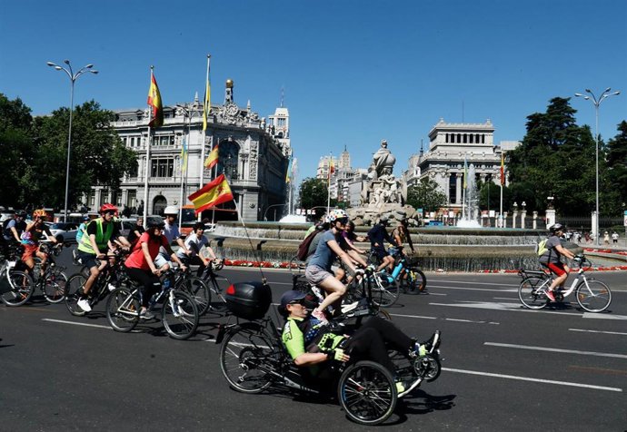 Archivo - Un hombre en silla de correr durante el recorrido de una marcha en bici en Madrid.
