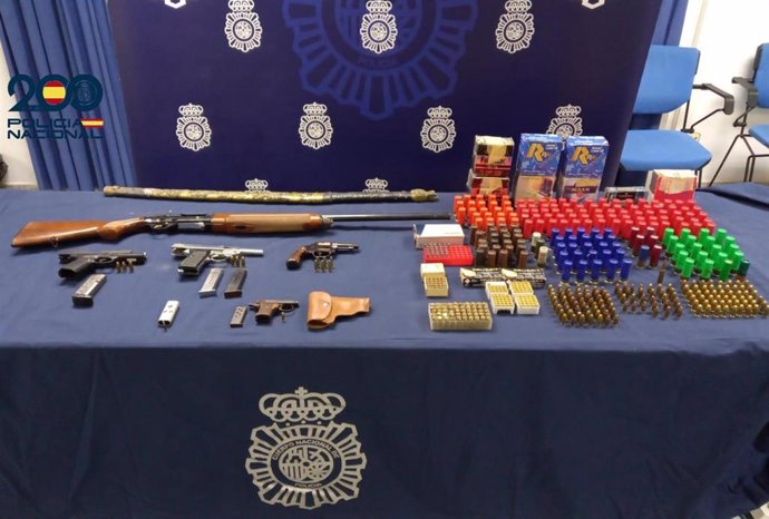 Material intervenido en la operación policial en la barriada El Gordillo, con seis armas de fuego y más de 600 cartuchos.