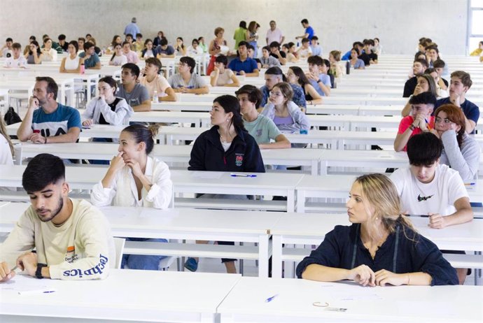 Archivo - Imagen de recurso de estudiantes universitarios.