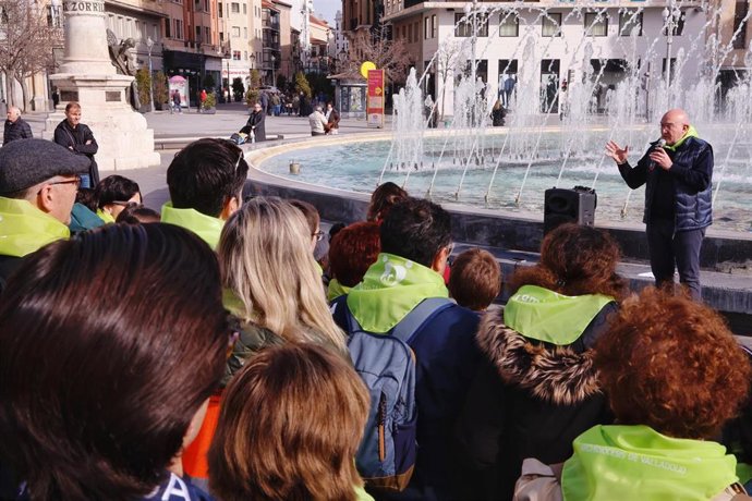 El alcalde, Jesús Julio Carnero, saluda a los participantes en la Fiestas de las Familias