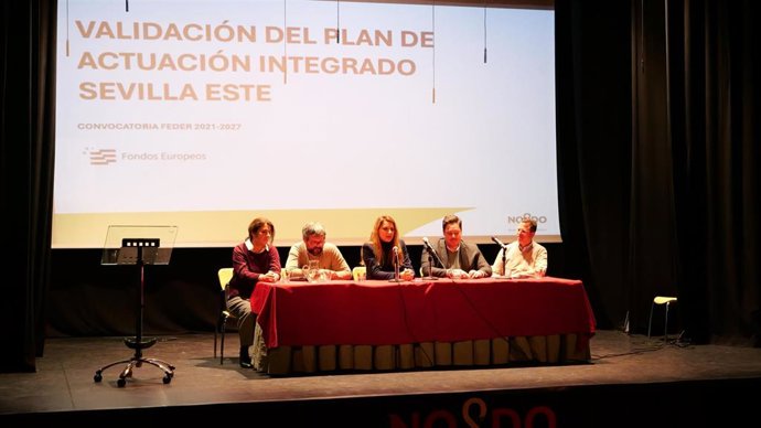 Minerva Salas y José Luis García, en la presentación del Plan de Actuación Integrado, en el centro cívico de Alcosa.