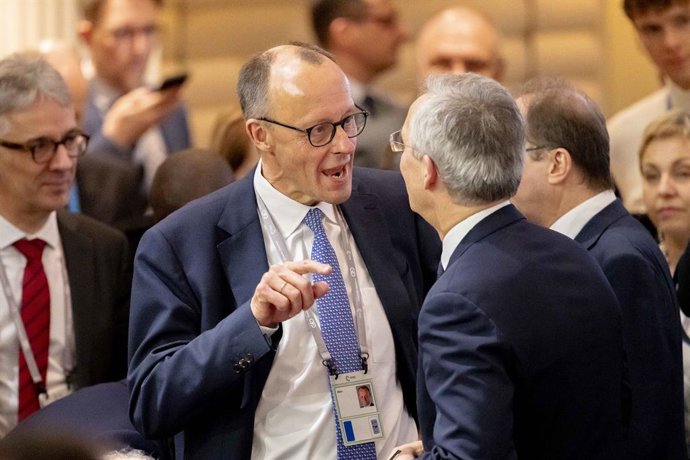 14 de fevereiro de 2025, Munique, Baviera, Alemanha: FRIEDRICH MERZ, líder do partido CDU, em conversa com JENS STOLTENBERG na abertura da 61ª Conferência de Segurança de Munique (MSC) no Hotel Bayerischer Hof.