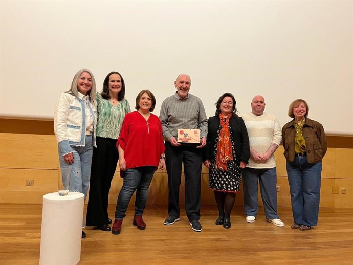 El ovetense Leonardo Martínez Expósito recoge el premio del Certamen Literario de Cartas de [Des]Amor 'Mercedes Gallego'