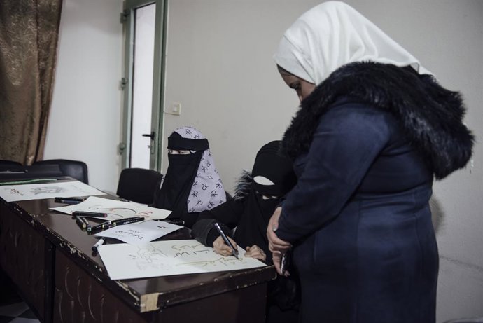 Archivo - Arquivo - 19 de dezembro de 2024, Idleb, Síria: Uma aula de caligrafia no centro -Women Support and Empowerment-. Idlib, 19 de dezembro de 2024.