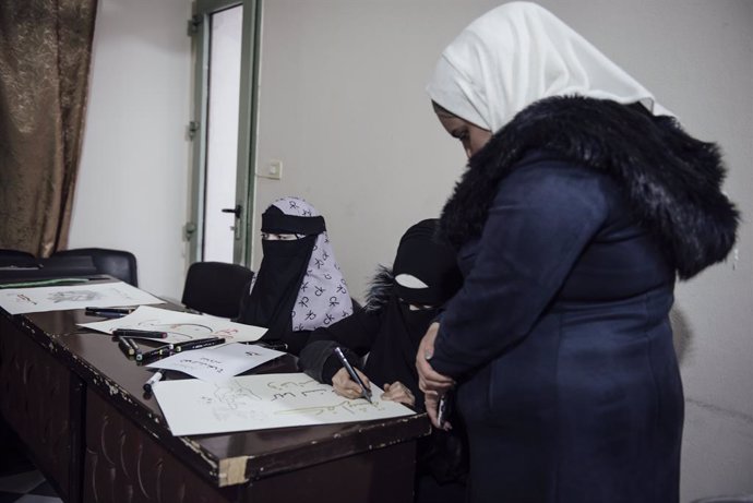 Archivo - December 19, 2024, Idleb, Syria: A calligraphy class at the -Women Support and Empowerment- center. Idlib, December 19, 2024.