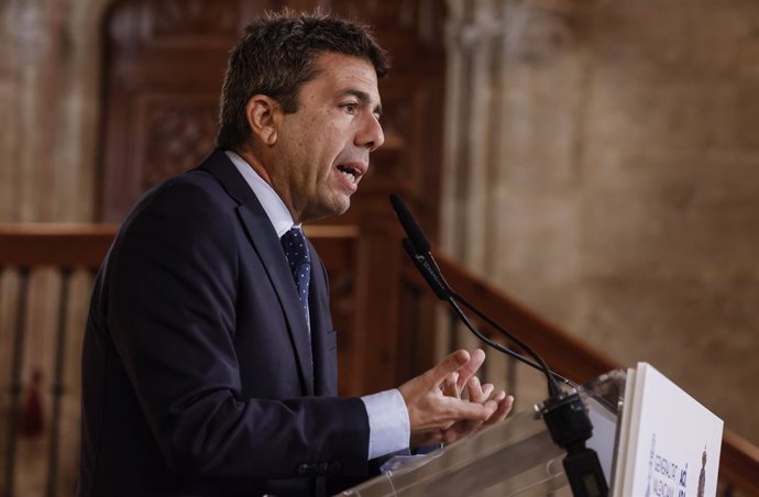 El presidente de la Generalitat Valenciana, Carlos Mazón, interviene durante un encuentro en el Palau de la Generalitat, a 13 de febrero de 2025, en Valencia, Comunidad Valenciana (España). Tras la reunión, se han presentado las ayudas dotadas con la apor