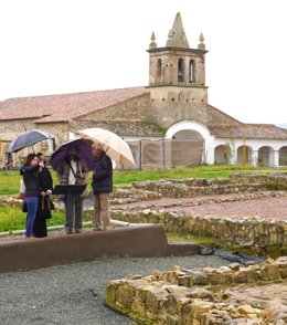 La rectora de La UHU y la alcaldesa de Aroche, en una visita institucional de la primera a la localidad onubense.