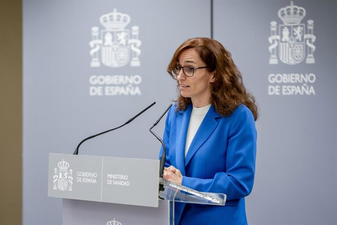 A Ministra da Saúde, Mónica García, durante uma coletiva de imprensa, após a reunio para discutir o Projeto de Lei do Estatuto Marco, na sede do Ministério, em 22 de janeiro de 2025, em Madri (Espanha). O Ministério da Saúde e o