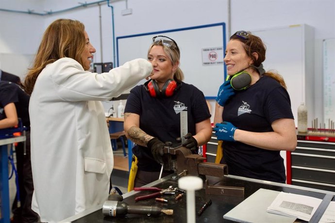 La consejera de Educación conversa con dos alumnas de FP de ciclos formativos relacionados con ciencia y tecnología (STEM).