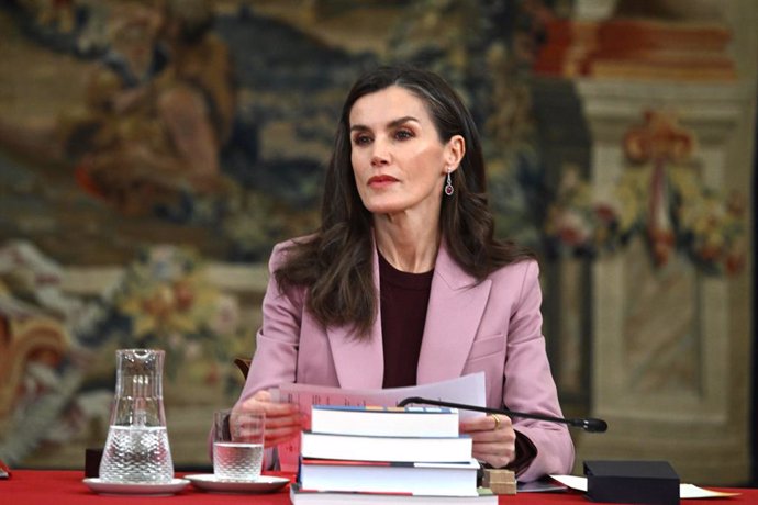 La Reina Letizia durante la reunión anual del Patronato Instituto Cervantes celebrada en el Palacio Real de El Pardo, a 05 de febrero de 2025, en Madrid (España). Durante el acto, los monarcas han entregado el Premio “Premio Ñ”, con el que la institución 