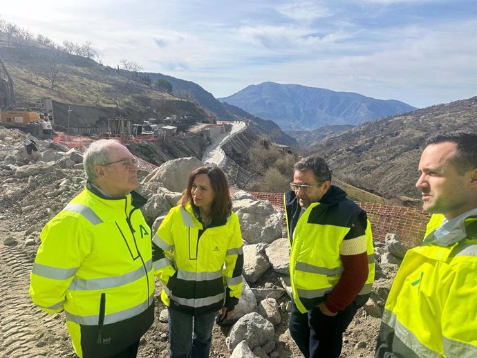 La consejera de Fomento, Rocío Díaz, visita las obras de mejora de la carretera de acceso a Capileira, en la provincia de Granada.