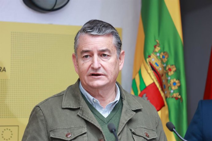 El consejero de la Presidencia, Interior, Diálogo Social y Simplificación Administrativa, Antonio Sanz, en la inauguración del Punto Vuela en Paterna de Rivera.