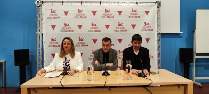 El coordinador federal de IU, Antonio  Maíllo, en el centro, acompañado del coordinador de IU Aragón, Álvaro Sanz, y de la portavoz de ZeC, Elena Tomás, en la rueda de prensa de este sábado para presentar 'Convocatoria por la democracia'.