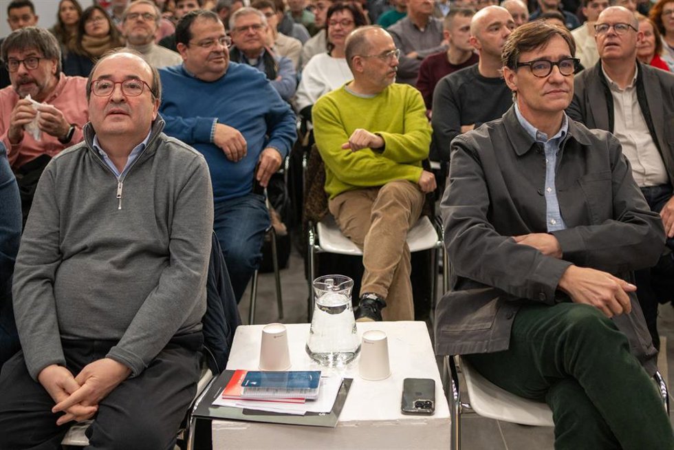 El presidente del PSC, Miquel Iceta (i), y el primer secretario del PSC y presidente de la Generalitat, Salvador Illa (d), durante un homenaje del PSC a Xavier Soto, en el Casal Socialista Joan Reventós, a 15 de febrero de 2025, en Barcelona, Catalunya