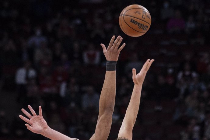 Archivo - 08 April 2022, Canada, Toronto: Players of the Toronto Raptors and the Houston Rockets battle for the ball during the NBA basketball match between Toronto Raptors and Houston Rockets. Photo: Chris Young/Canadian Press via ZUMA Press/dpa