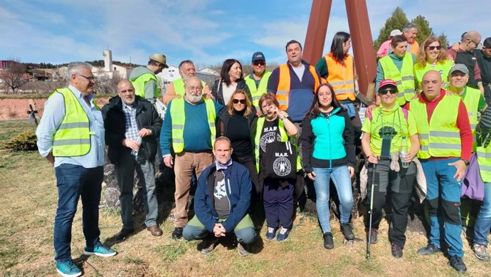 La portavoz del PSOE en las Cortes de Aragón, Mayte Pérez, de negro, en el centro, junto a manifestantes del Movimiento de Acción Rural en la concetración de protesta de este sábado en Montalbán en favor de la sanidad pública.